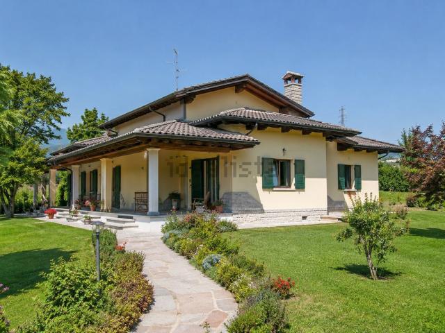 Case e ville in vendita di 375 m² in Via Canova