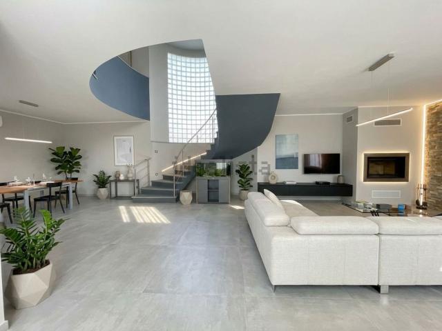 Case e ville in vendita di 375 m² in Via Castelletto