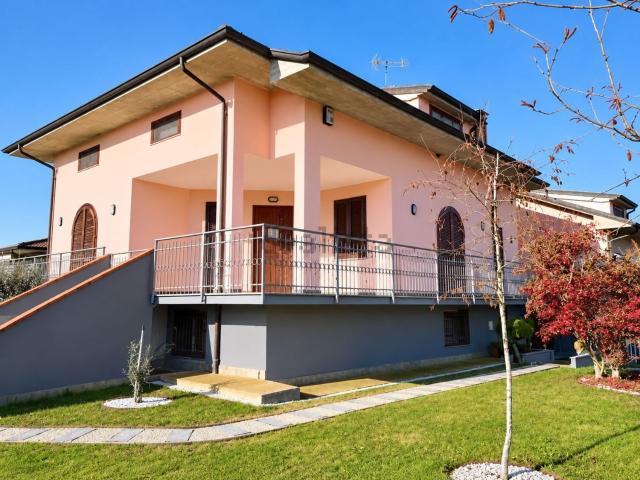 Case e ville in vendita di 375 m² in Via A. Moro, 6