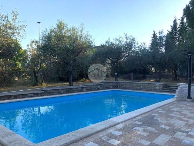 Case e ville in vendita di 375 m² in Via Benedetti, 12