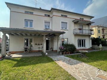 Case e ville in vendita di 375 m² in Via G. Mazzini