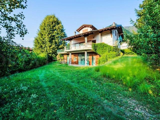 Case e ville in vendita di 375 m² in Via Lago, 2