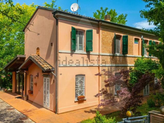 Case e ville in vendita di 375 m² in Via Lughese, 189