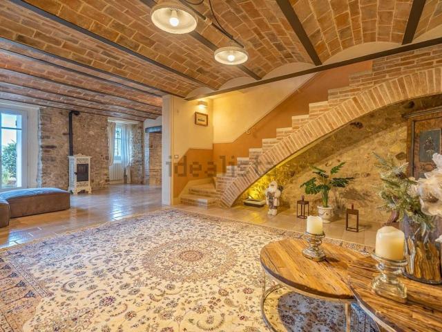 Case e ville in vendita di 375 m² in Via Sant&apos Agostino