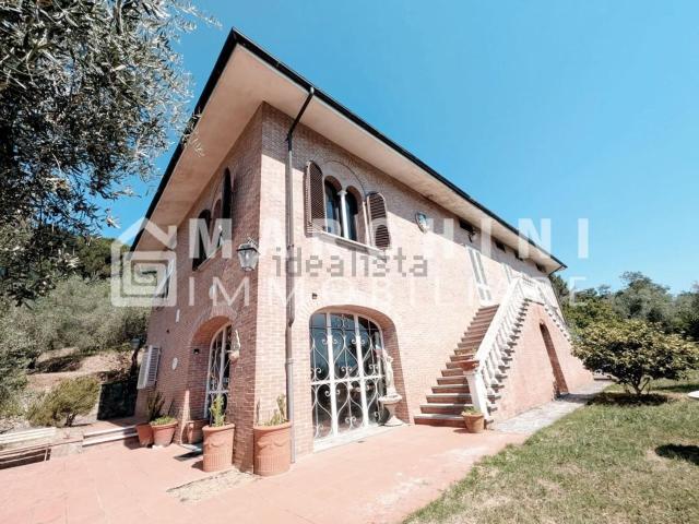 Case e ville in vendita di 375 m² in Via Per Corte Donatone, 55100