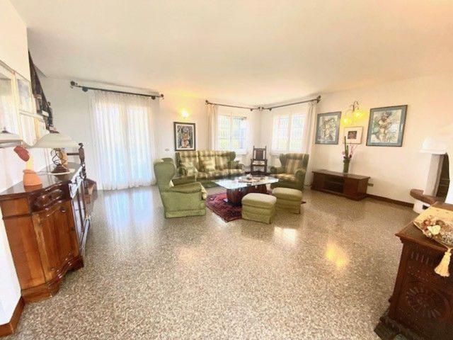 Case e ville in vendita di 375 m² in Via Rosolina Mare, 13