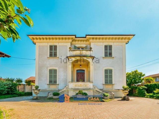 Case e ville in vendita di 375 m² in Via Racconigi