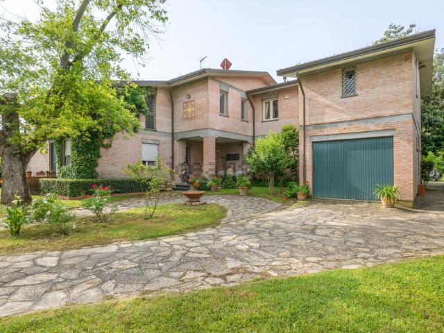 Case e ville in vendita di 376 m² in Via del Poggio, 30