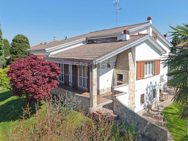 Case e ville in vendita di 376 m² in Via Ugo Foscolo