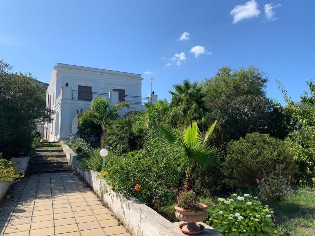 Case e ville in vendita di 376 m² in Contrada Mendolita