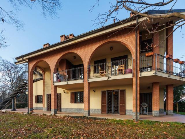 Case e ville in vendita di 377 m² in Via Sapino Don Giovanni