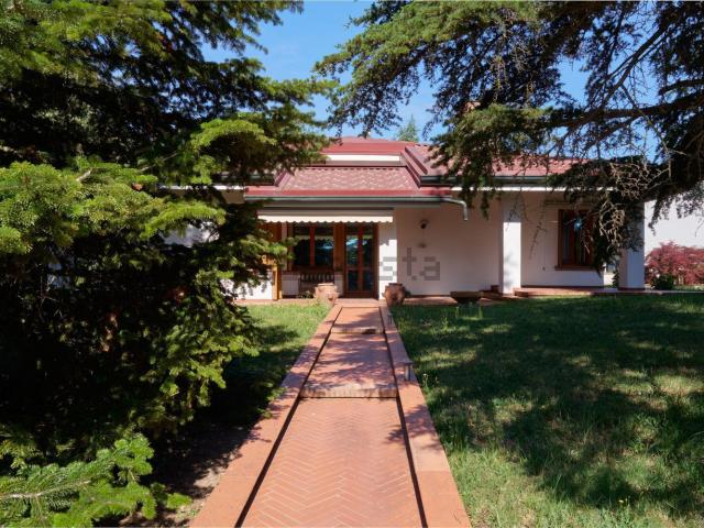 Case e ville in vendita di 378 m² in Via Cavallo