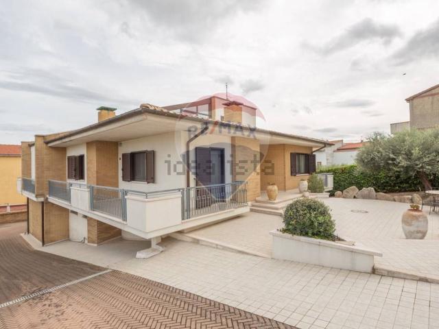 Case e ville in vendita di 378 m² in Via Circonvallazione, 35