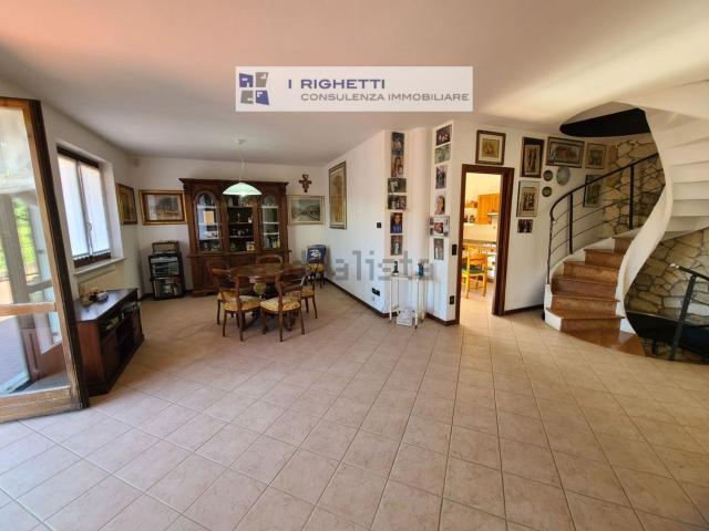Case e ville in vendita di 378 m² in Via Giuseppe Verdi
