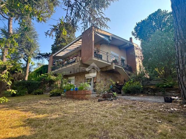 Case e ville in vendita di 378 m² in Via delle Mimose, 10