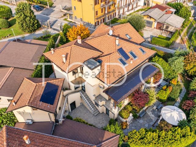 Case e ville in vendita di 378 m² in Via IV Novembre, 11