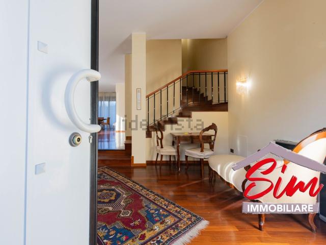 Case e ville in vendita di 378 m² in Via Luigi Camoletti