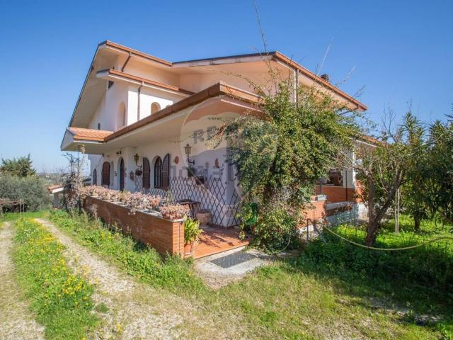 Case e ville in vendita di 378 m² in Via San Nicola, 138