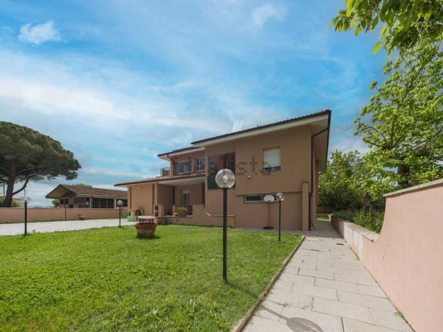 Case e ville in vendita di 379 m² in Viale Italia, 5
