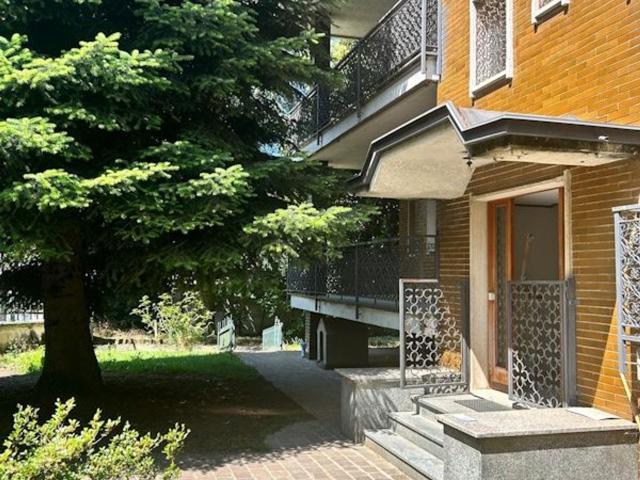Case e ville in vendita di 380 m² in Via Beato Carcano