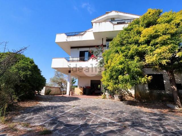 Case e ville in vendita di 380 m² in Via Monte Fumaiolo, 4