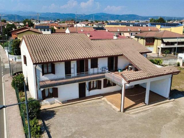 Case e ville in vendita di 380 m² in Via Roma