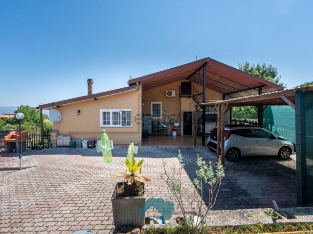 Case e ville in vendita di 380 m² in Via Col Fiorito