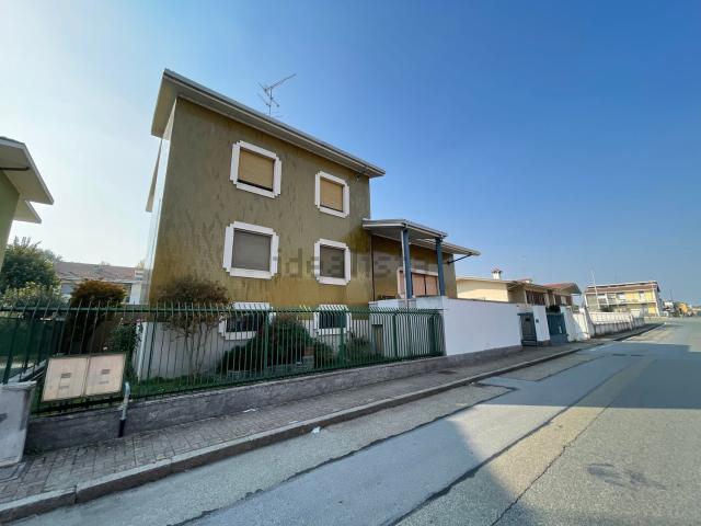 Case e ville in vendita di 380 m² in Via Caduti Nei Lager, 45