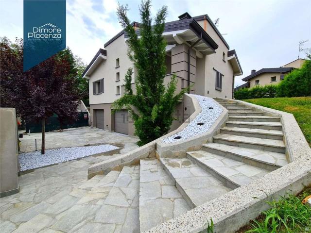 Case e ville in vendita di 380 m² in Via Case Vecchie