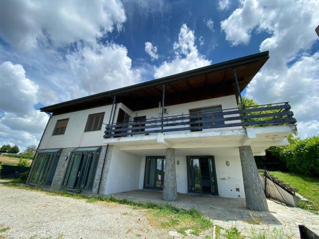 Case e ville in vendita di 380 m² in Via Cesare Battisti