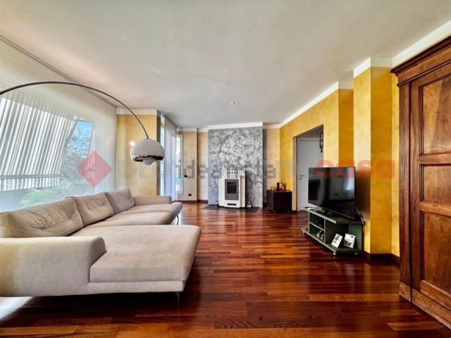 Case e ville in vendita di 380 m² in Via cesare pavese