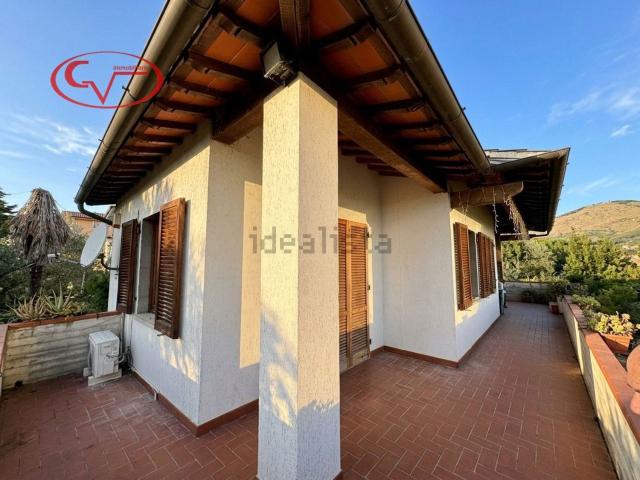 Case e ville in vendita di 380 m² in Via Ciuffenna, 52