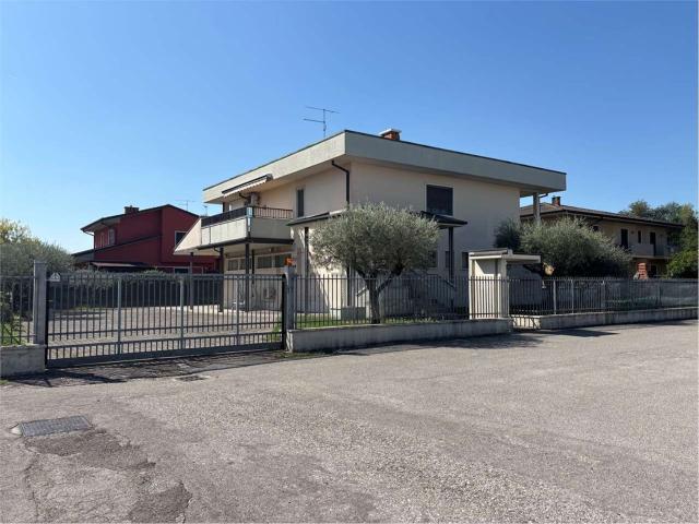 Case e ville in vendita di 380 m² in Via Arrigo Balladoro