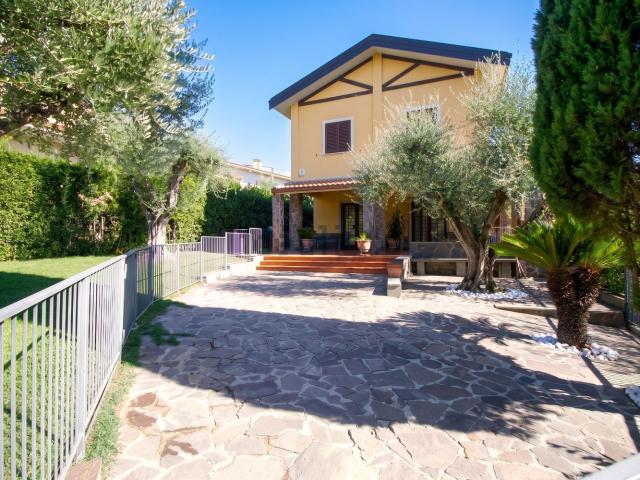 Case e ville in vendita di 380 m² in Via Australe, 4