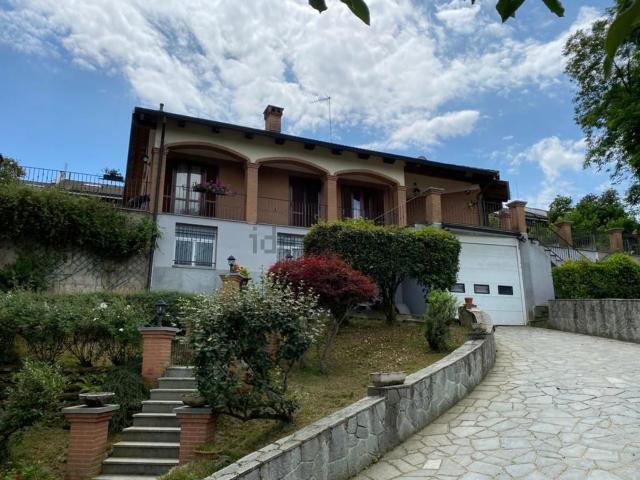 Case e ville in vendita di 380 m² in Via Avigliana