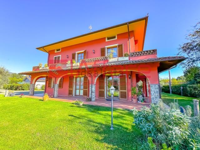 Case e ville in vendita di 380 m² in Via Bruceto, 102