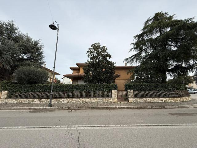 Case e ville in vendita di 380 m² in Via Giovanni Becchetti