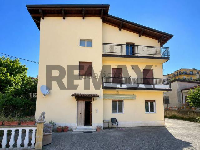 Case e ville in vendita di 380 m² in Via Giovanni XXIII, 16