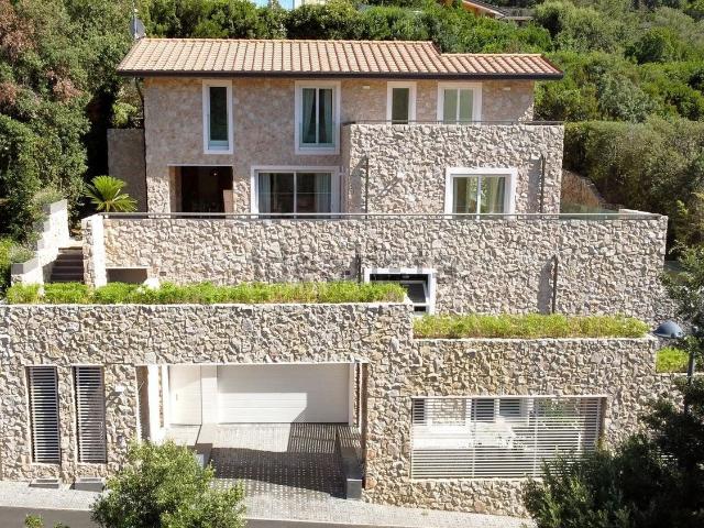 Case e ville in vendita di 380 m² in Via del porto
