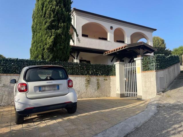 Case e ville in vendita di 380 m² in Via dello Scalo, 13