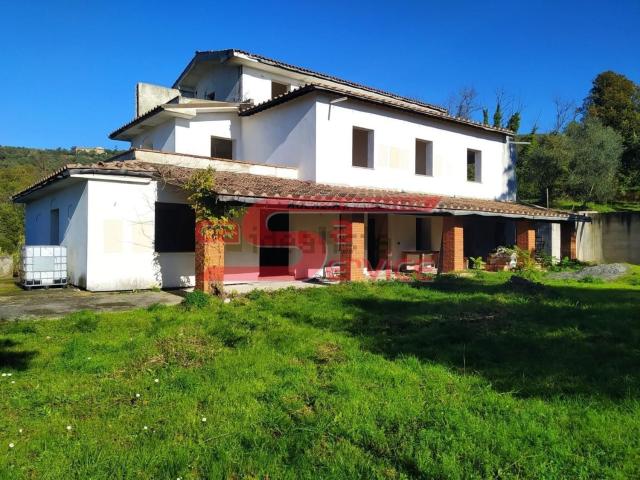 Case e ville in vendita di 380 m² in Via della Grotta Giusti, 51015