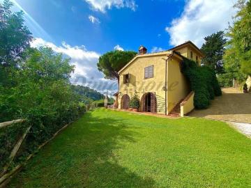 Case e ville in vendita di 380 m² in Via della Fonte Vecchia, 9
