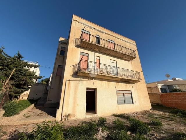 Case e ville in vendita di 380 m² in Via delle Ninfee, 30
