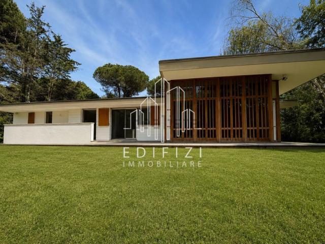 Case e ville in vendita di 380 m² in Via delle Vigne