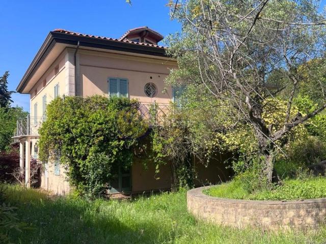 Case e ville in vendita di 380 m² in Via Demetrio Rontani