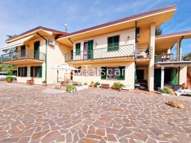 Case e ville in vendita di 380 m² in Via di Montecarlo