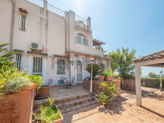 Case e ville in vendita di 380 m² in Via Empedocle