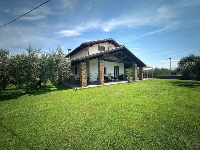 Case e ville in vendita di 380 m² in Via Falerina, 185