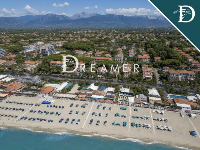 Case e ville in vendita di 380 m² in Via Flavio Gioia, 2