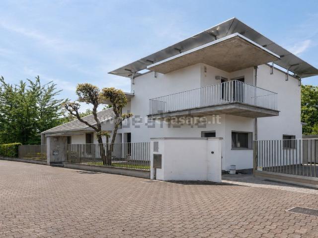 Case e ville in vendita di 380 m² in Via Inveruno, 15